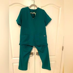 Figs hunter green women’s scrub set size large